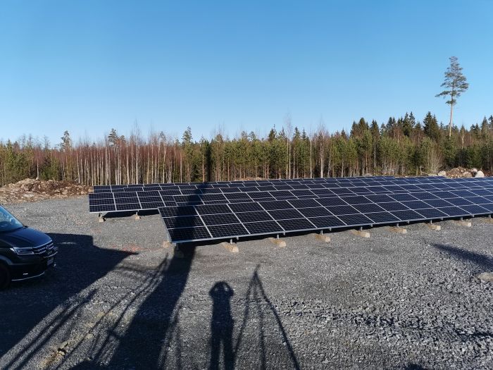 Aurinkosähköjärjestelmä mökille tai muuhun kiinteistöön.